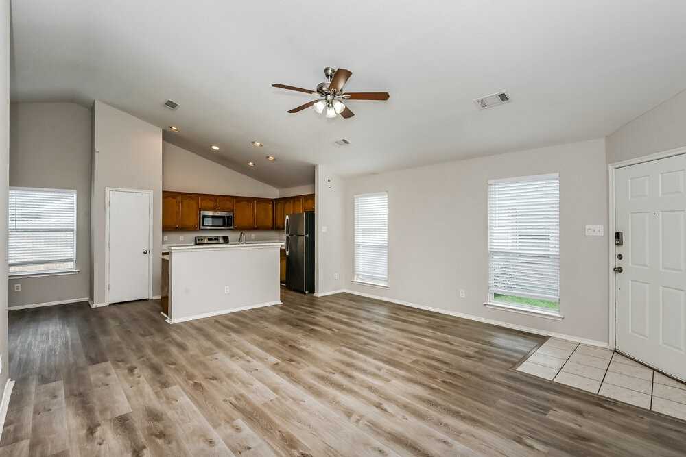 1108 Boxwood Dr - Photo 4 of 16