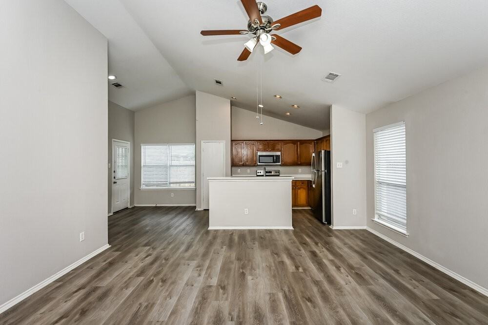 1108 Boxwood Dr - Photo 5 of 16