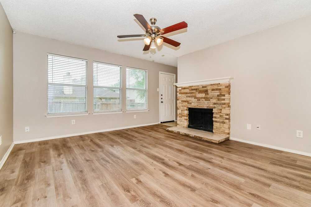 1112 Alexandria Dr - Photo 4 of 16