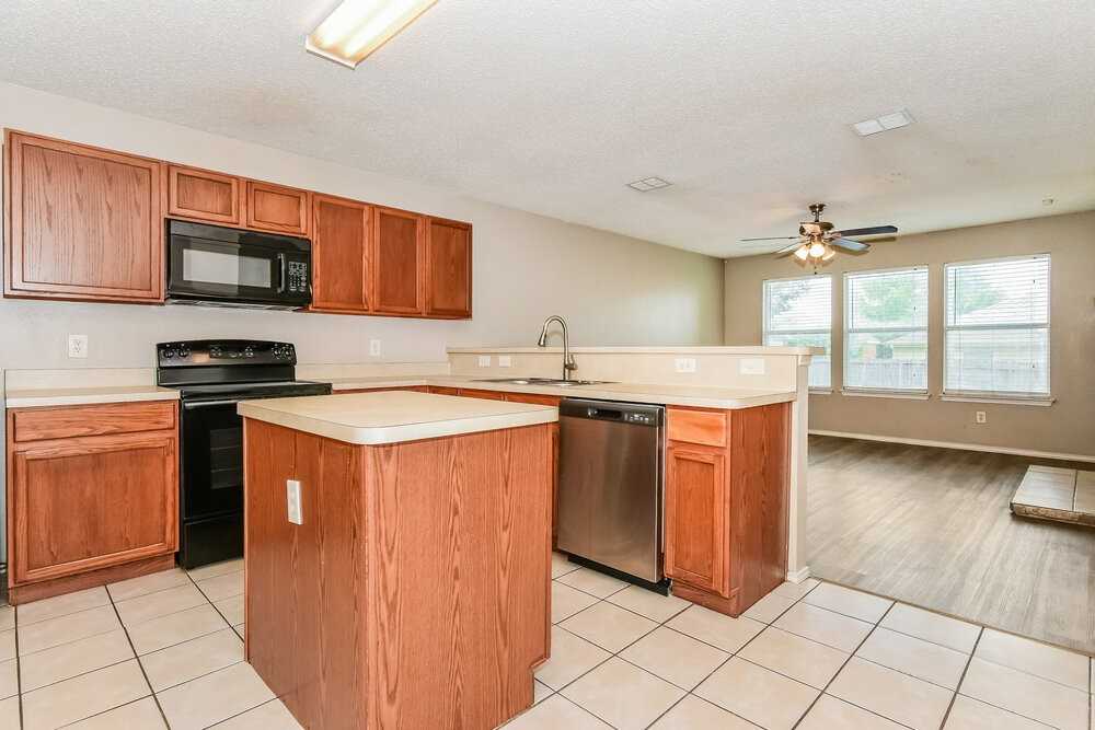 1112 Alexandria Dr - Photo 7 of 16