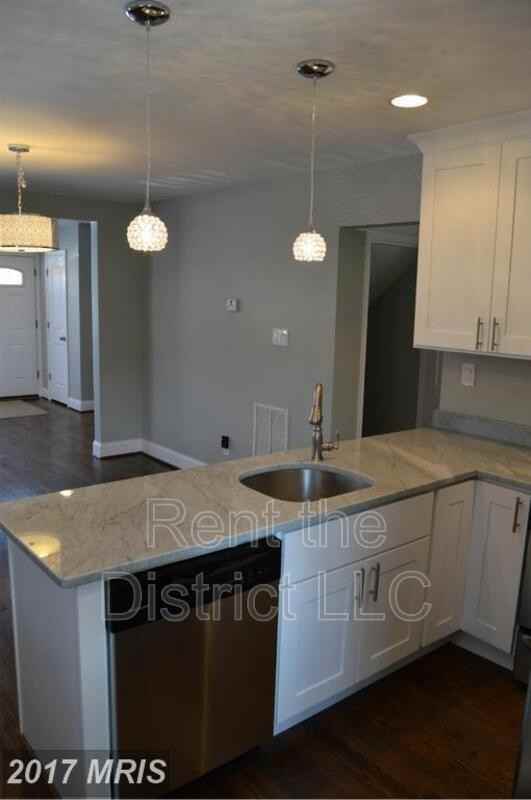 707 Kennedy St Ne - Photo 6 of 14