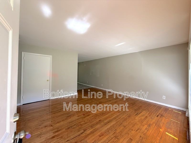 561 Blendwood Dr - Photo 2 of 10