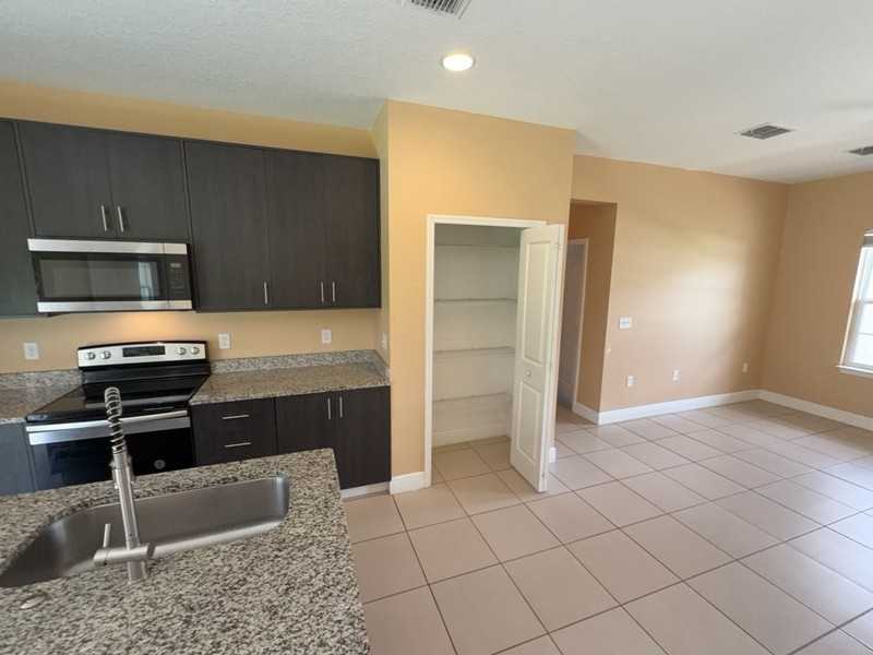 5017 Sw 165th Street Rd - Photo 4 of 9
