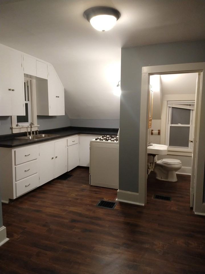303 1/2 W. Galena Avenue - Photo 6 of 10