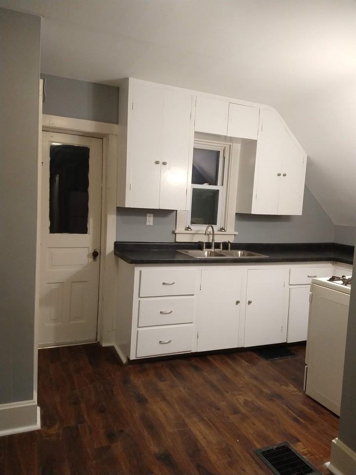 303 1/2 W. Galena Avenue - Photo 7 of 10
