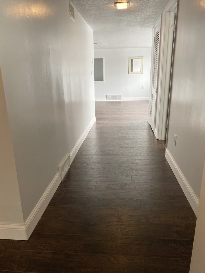 109 West Illinois Street - Photo 2 of 20
