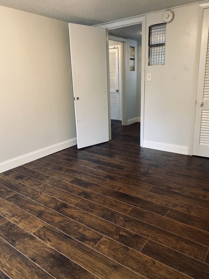 109 West Illinois Street - Photo 3 of 20