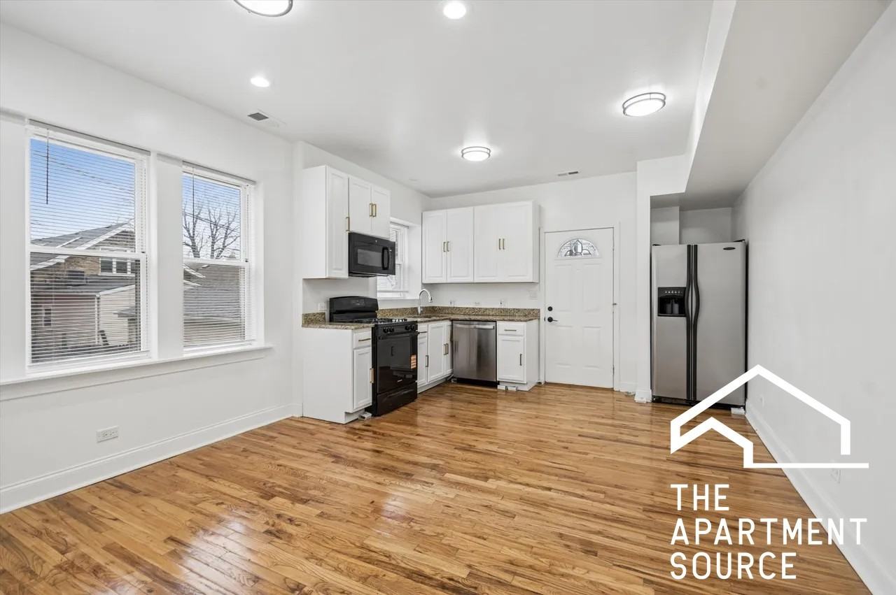 3849 W Ainslie St #1 - Photo 3 of 17
