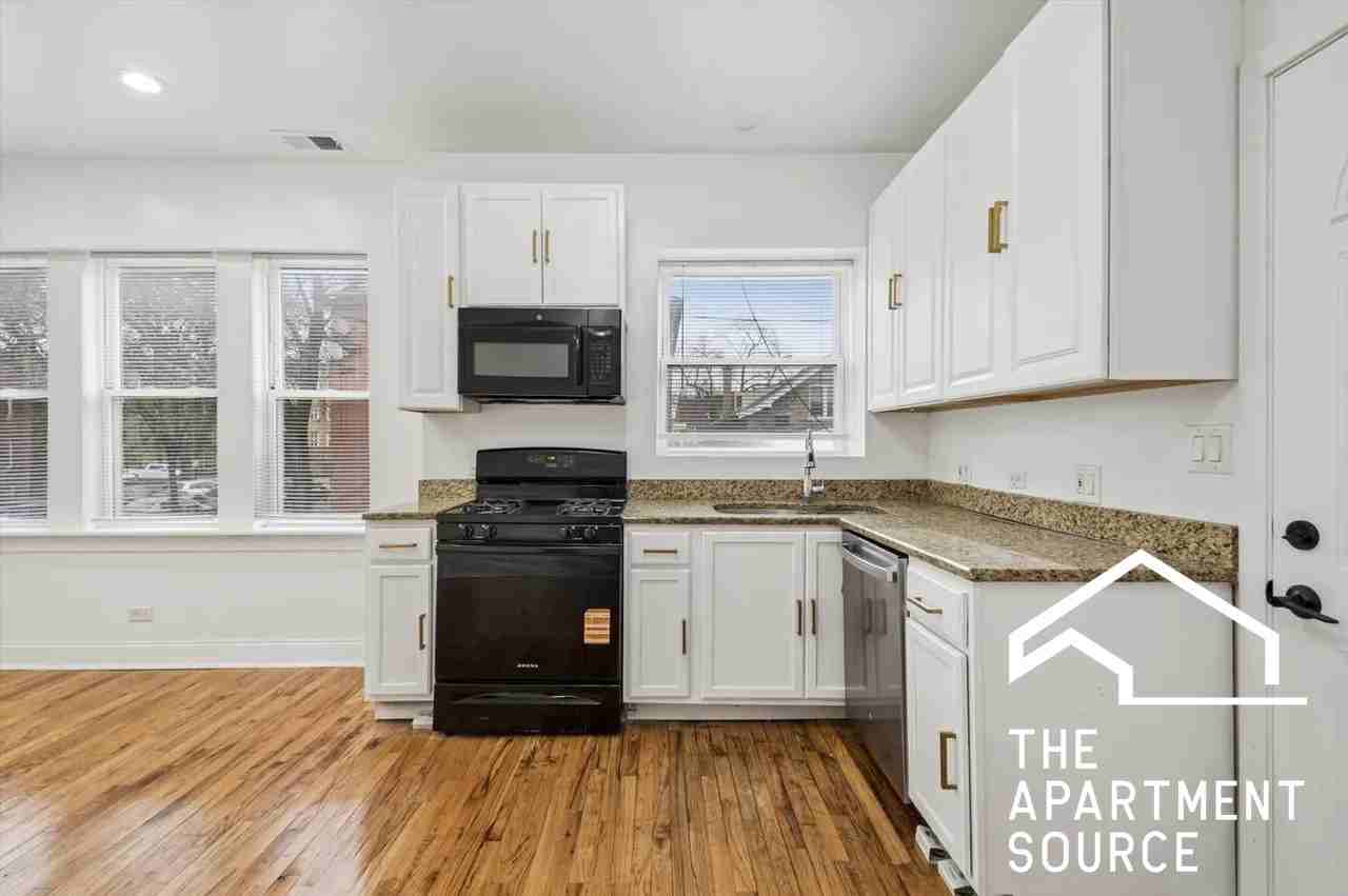 3849 W Ainslie St #1 - Photo 4 of 17