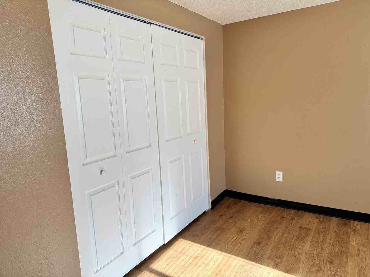 iEBR - 1158-1178 E 6th St - Photo 5 of 10