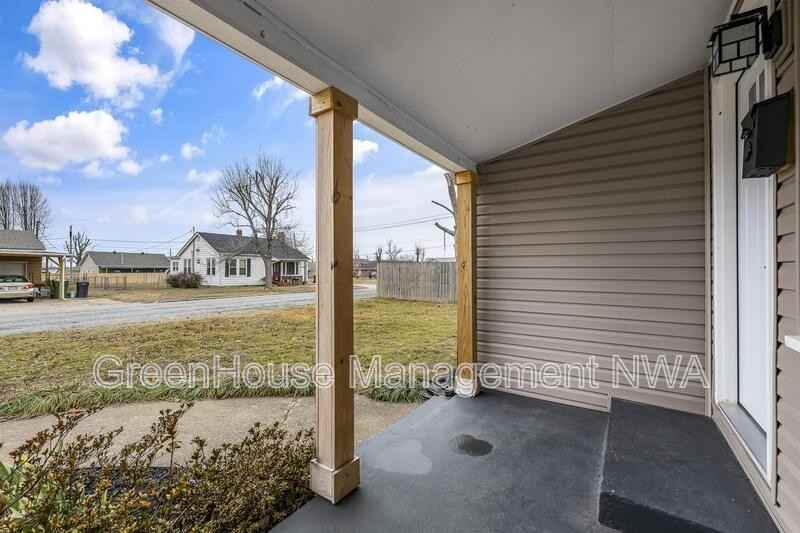 1111 N 10th St - Photo 3 of 22