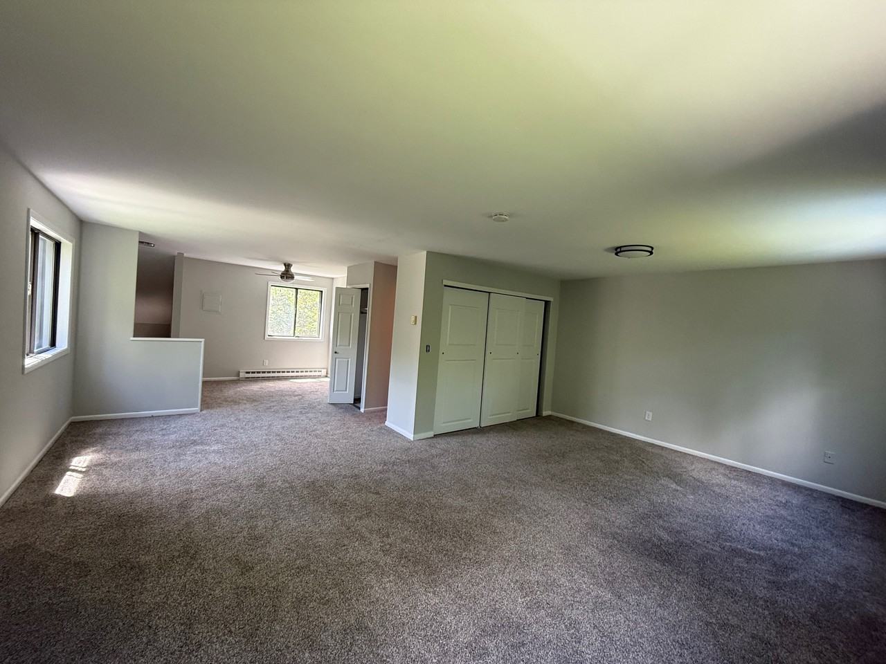 Coach N Four Manor - Photo 2 of 10