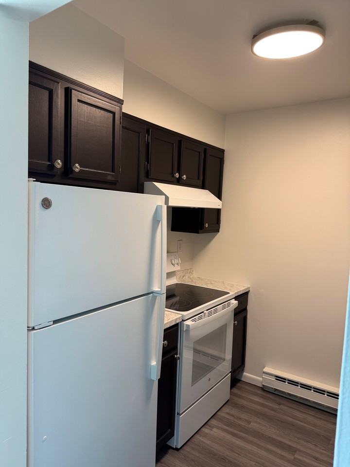 Coach N Four Manor - Photo 3 of 10