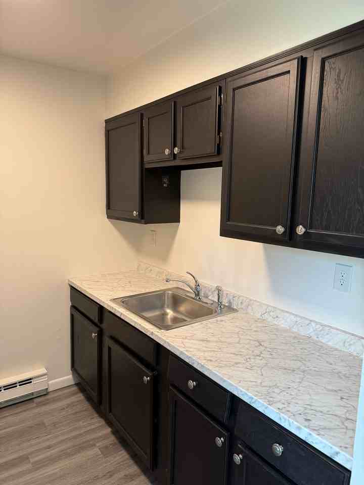 Coach N Four Manor - Photo 4 of 10
