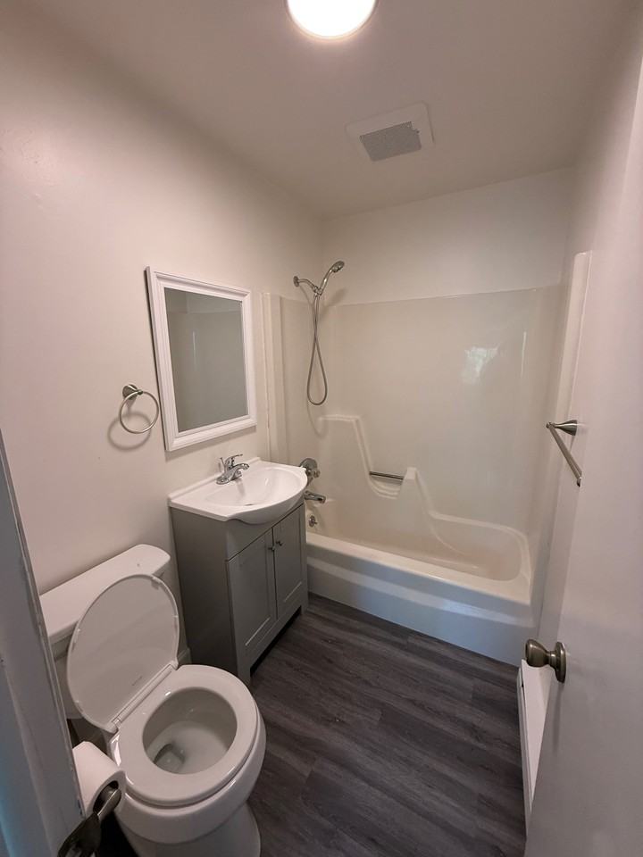 Coach N Four Manor - Photo 5 of 10