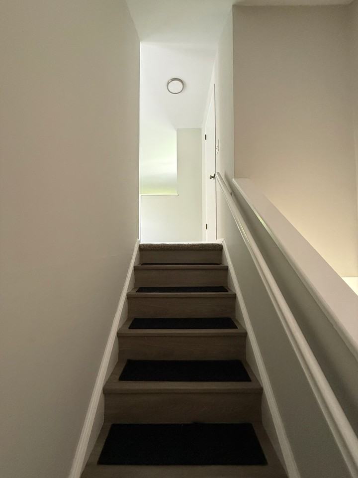 Coach N Four Manor - Photo 6 of 10