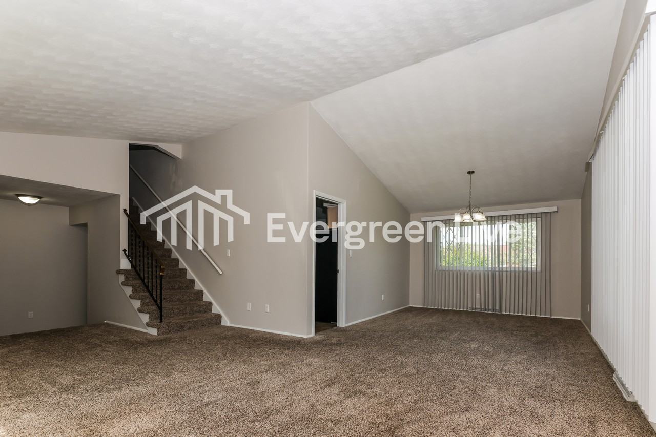320 Blairwood Dr - Photo 4 of 15