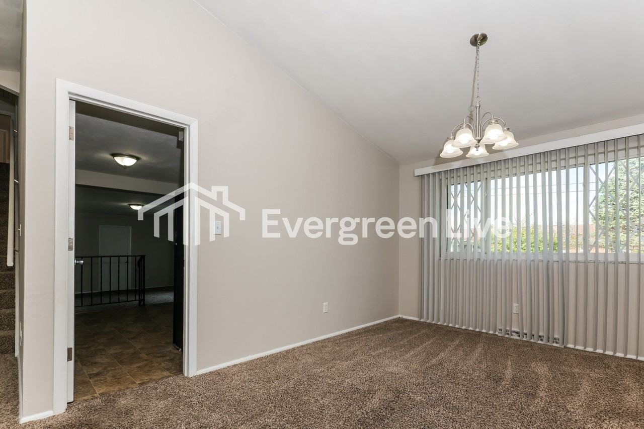 320 Blairwood Dr - Photo 6 of 15