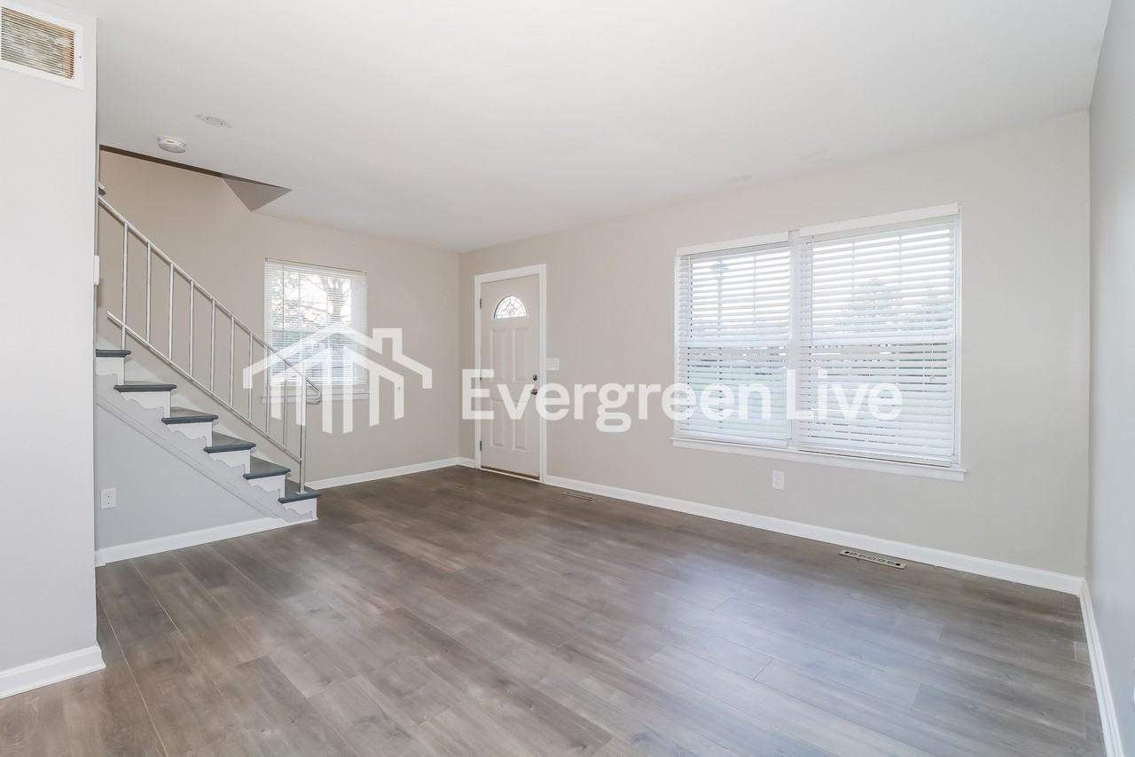 1553 Charlestown Dr - Photo 3 of 15