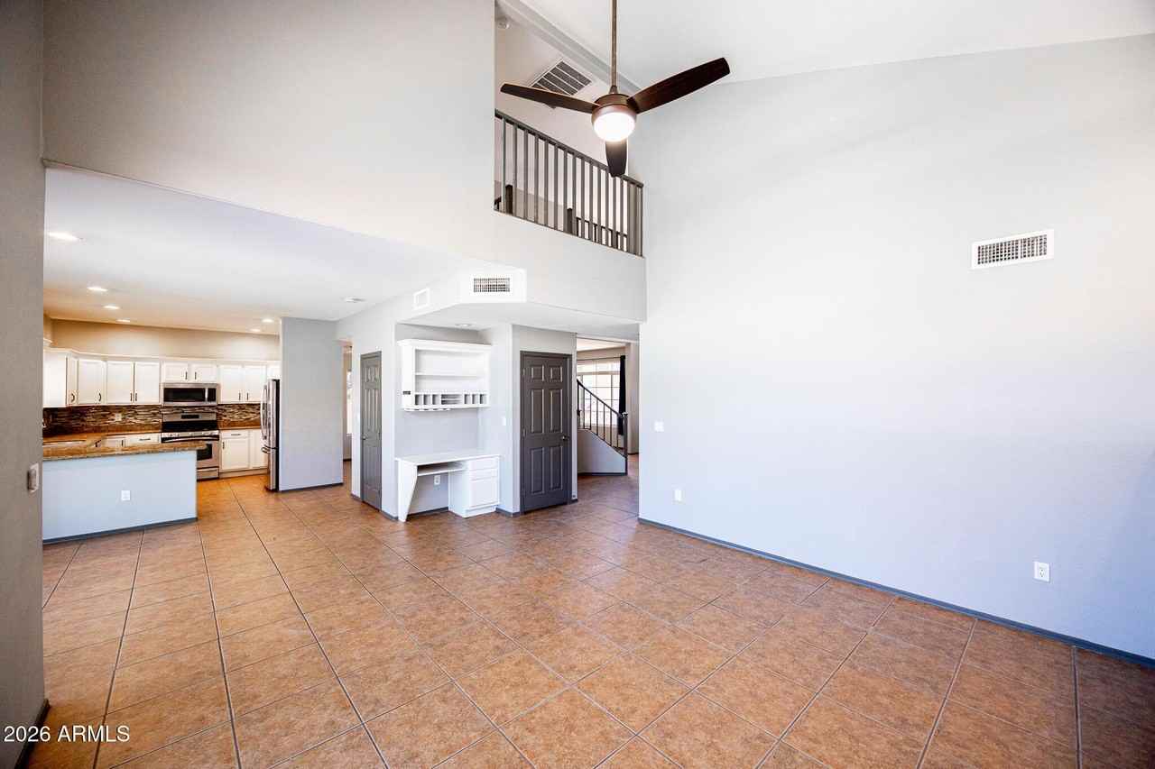 868 W Tremaine Ave - Photo 5 of 33