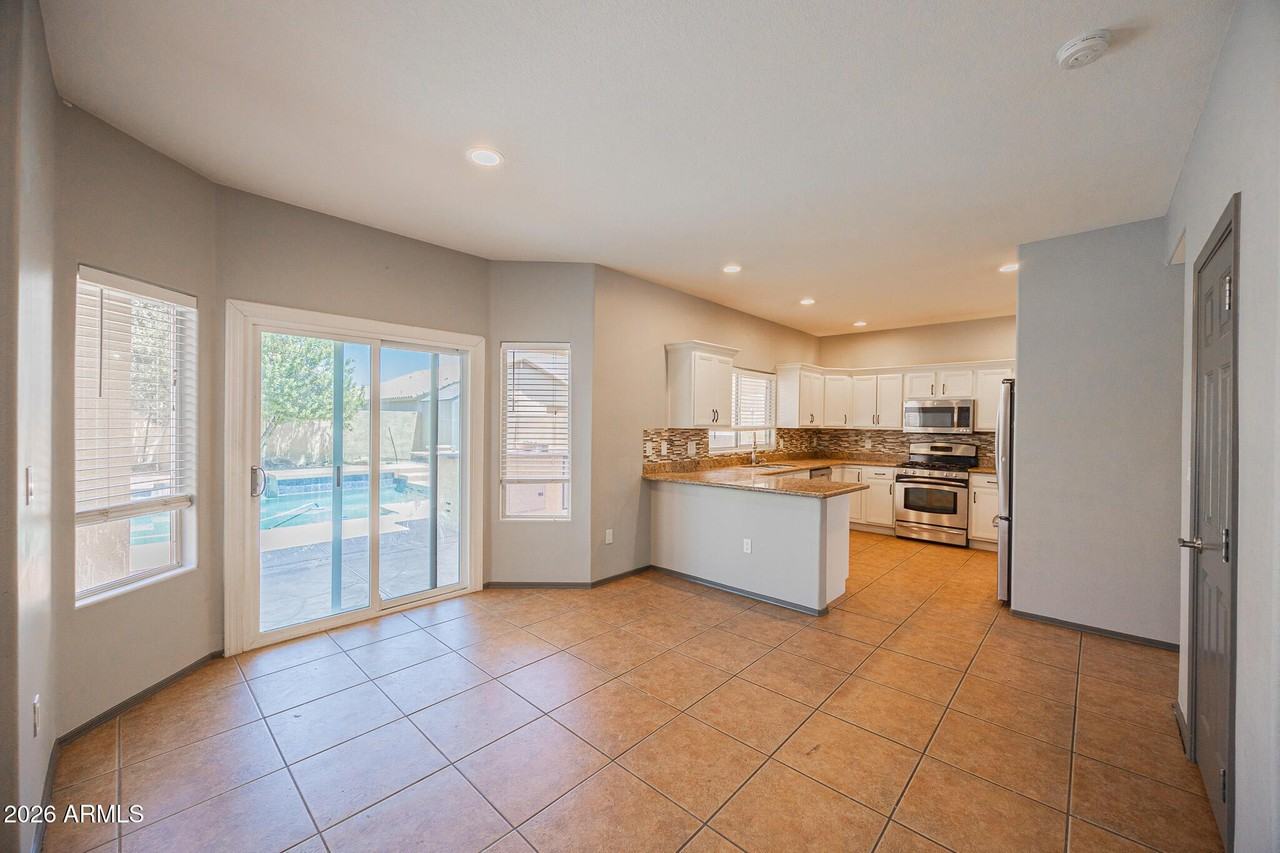 868 W Tremaine Ave - Photo 6 of 33