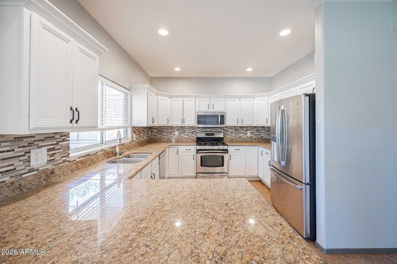 868 W Tremaine Ave - Photo 7 of 33