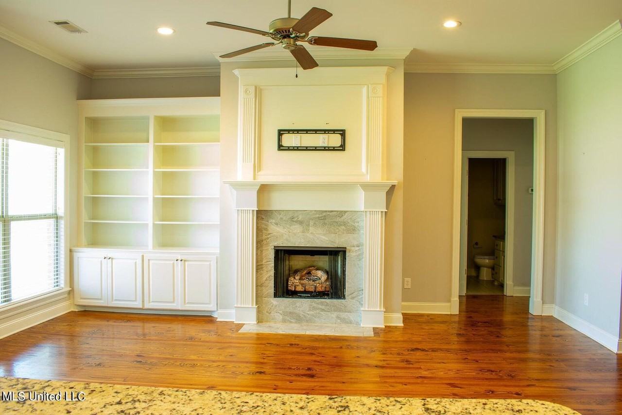 216 Buttonwood Ln - Photo 3 of 21