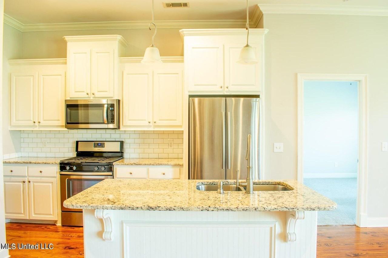 216 Buttonwood Ln - Photo 6 of 21