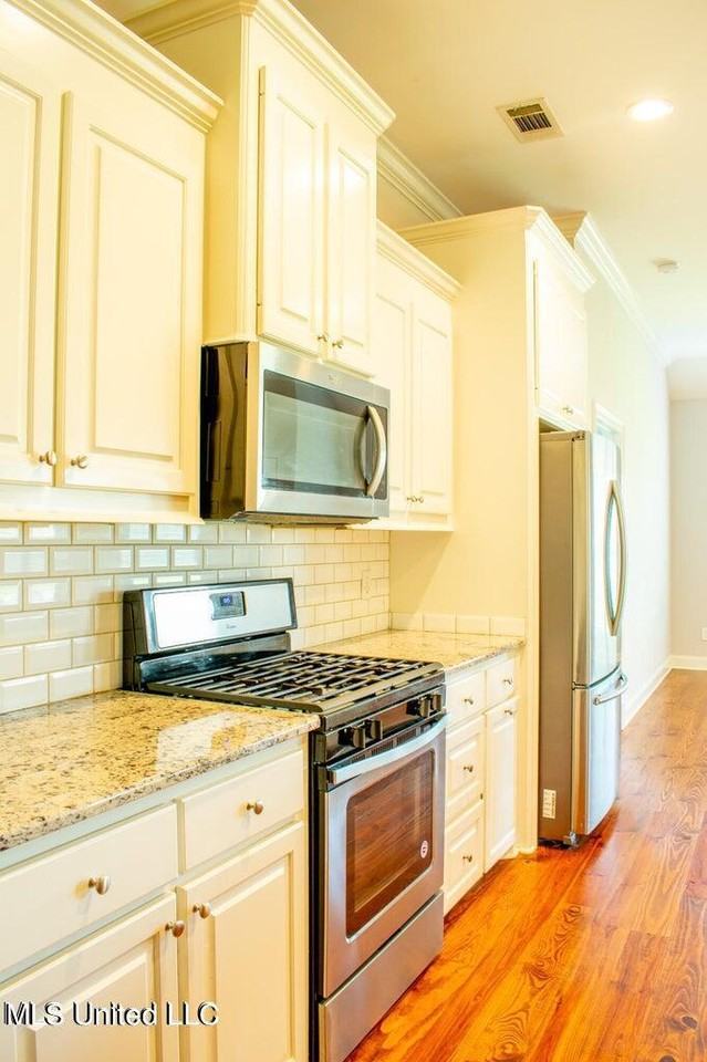 216 Buttonwood Ln - Photo 7 of 21