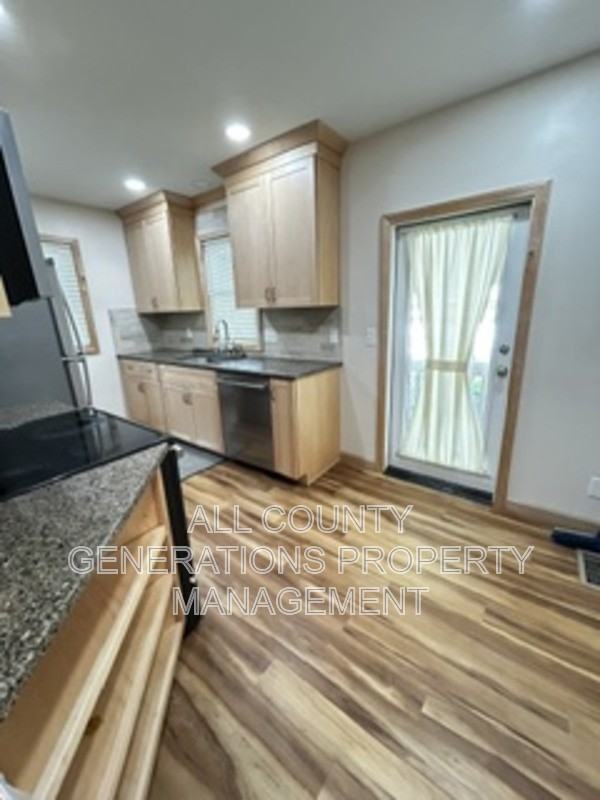 6558 Lawnwood Ave - Photo 3 of 16