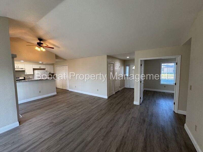 426 Springview Dr - Photo 5 of 22