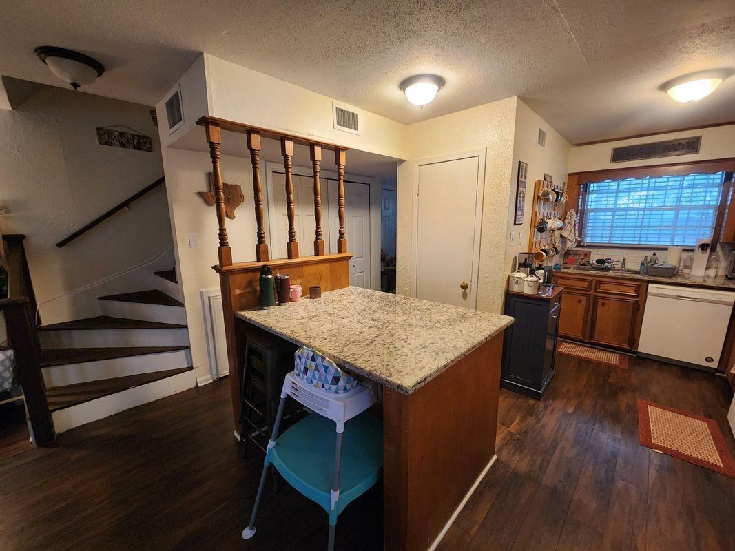 611 Peyton St - Photo 5 of 18