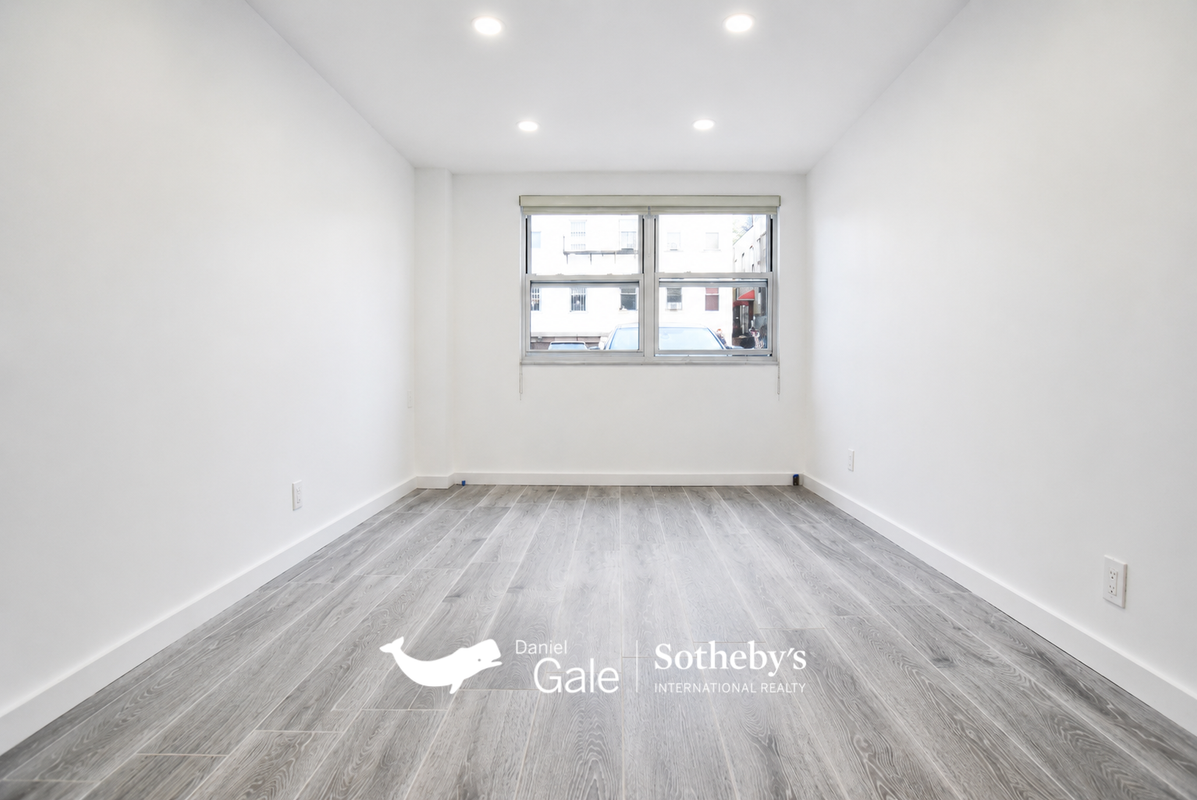 2343 26th St - Photo 2 of 5