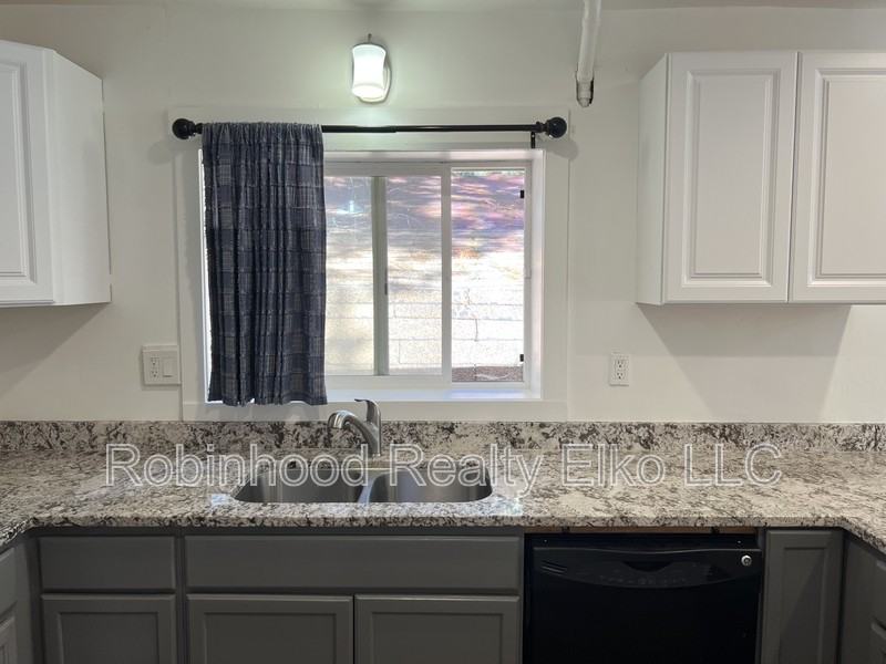 540 9th St - Photo 6 of 13