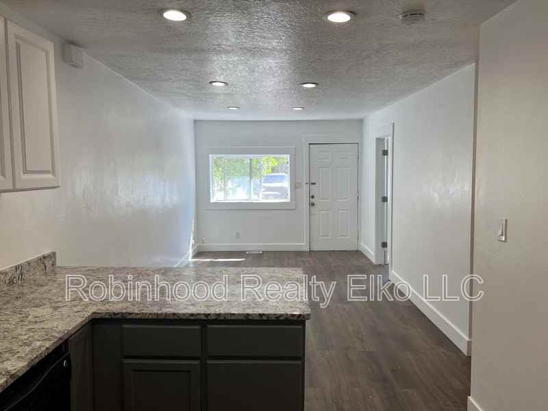 540 9th St - Photo 7 of 13