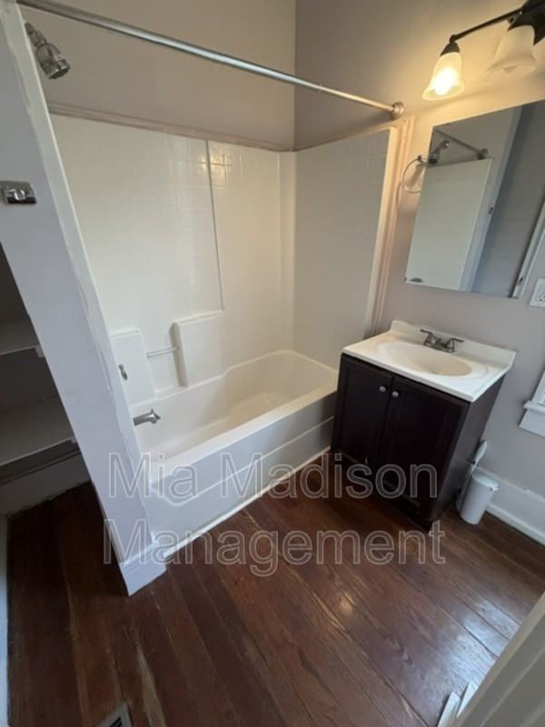 305 W 39th St Lowr Front - Photo 4 of 9