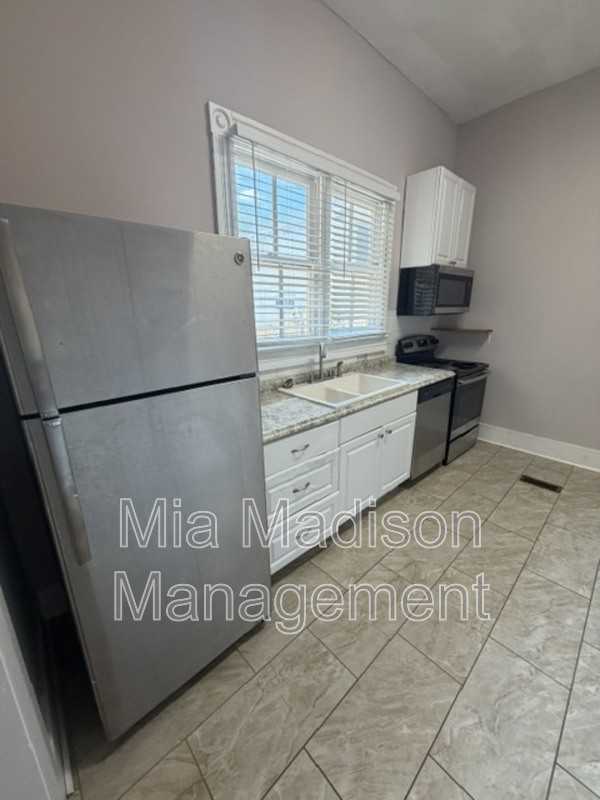 305 W 39th St Lowr Front - Photo 7 of 9