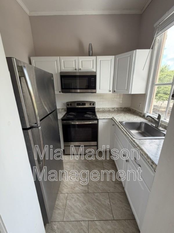 305 W 39th St Uppr Right - Photo 6 of 11