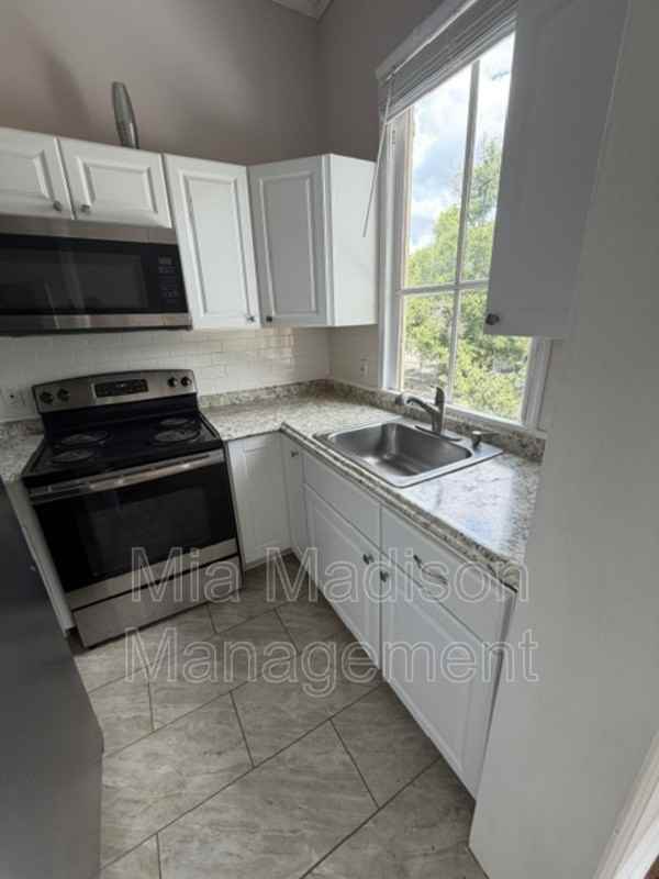 305 W 39th St Uppr Right - Photo 7 of 11