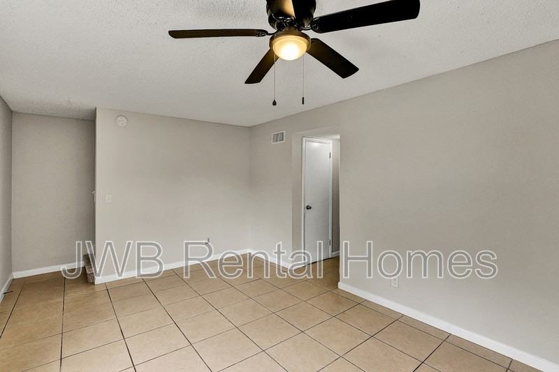 1842 Broadway Ave - Photo 4 of 10