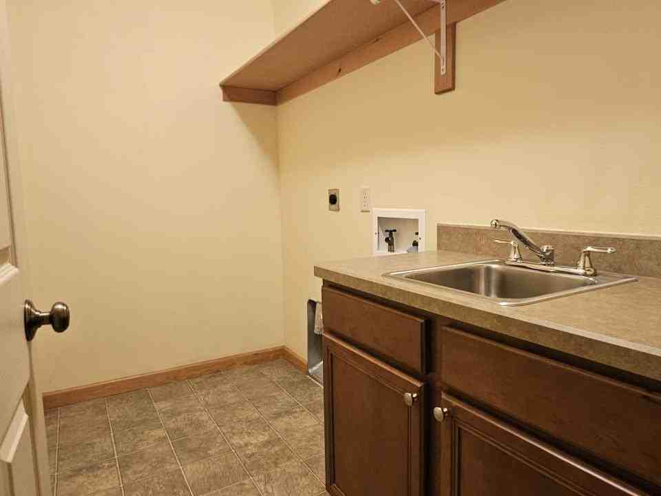 828 Avenue F - Photo 7 of 10