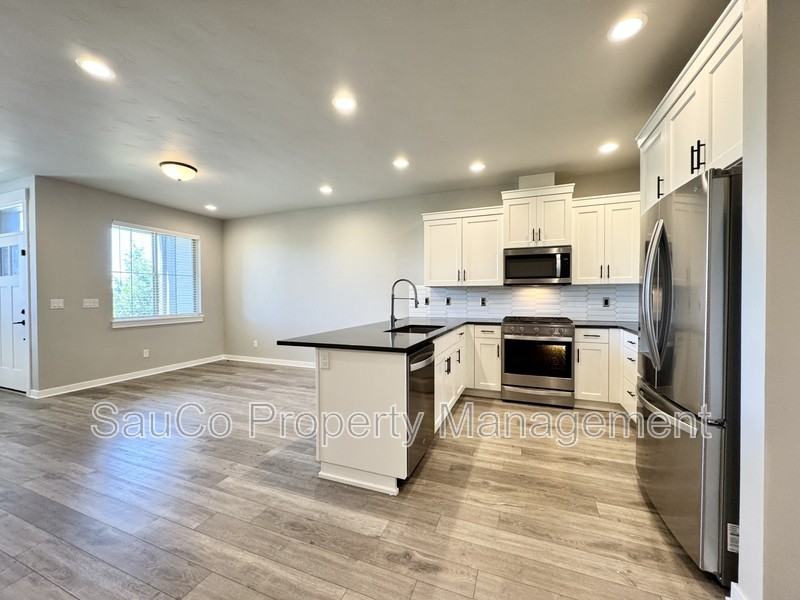 5531 Se Logan Ln - Photo 3 of 7