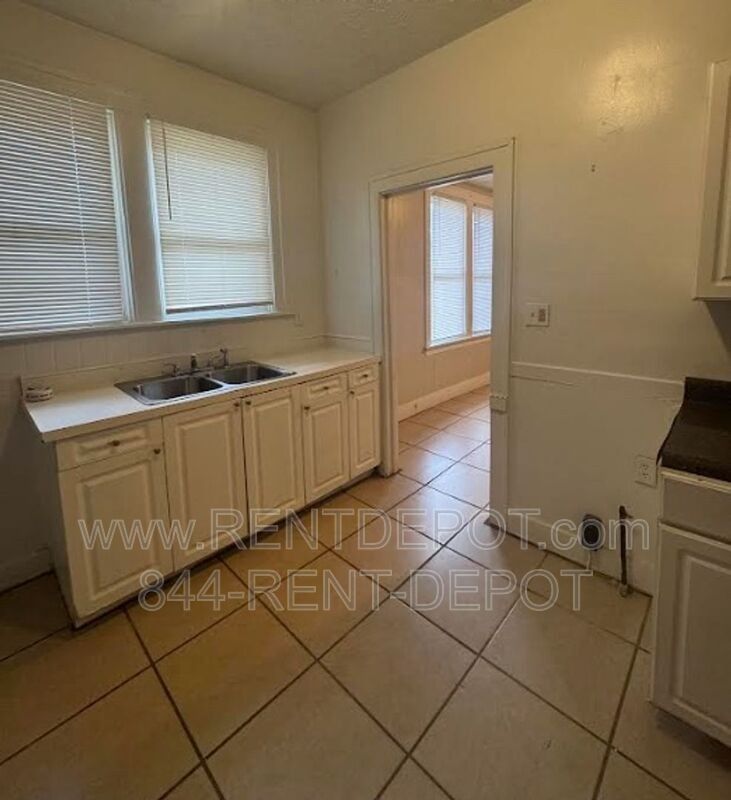 1032 Jefferson Ave - Photo 4 of 8