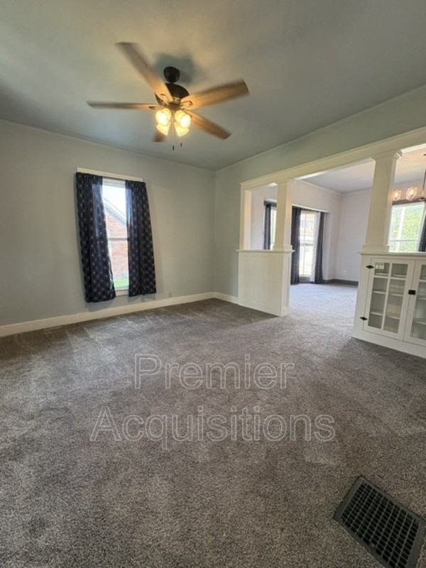 866 Washington Ave #A - Photo 3 of 32