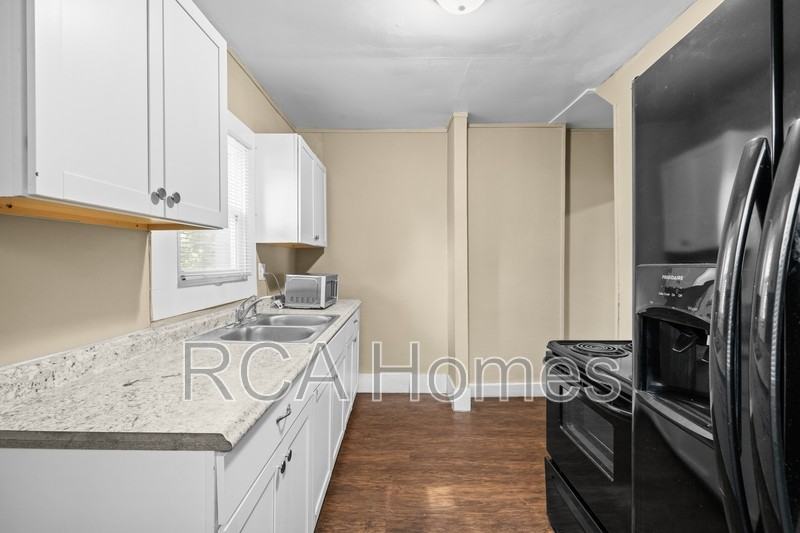 4118 E Washington St - Photo 3 of 10