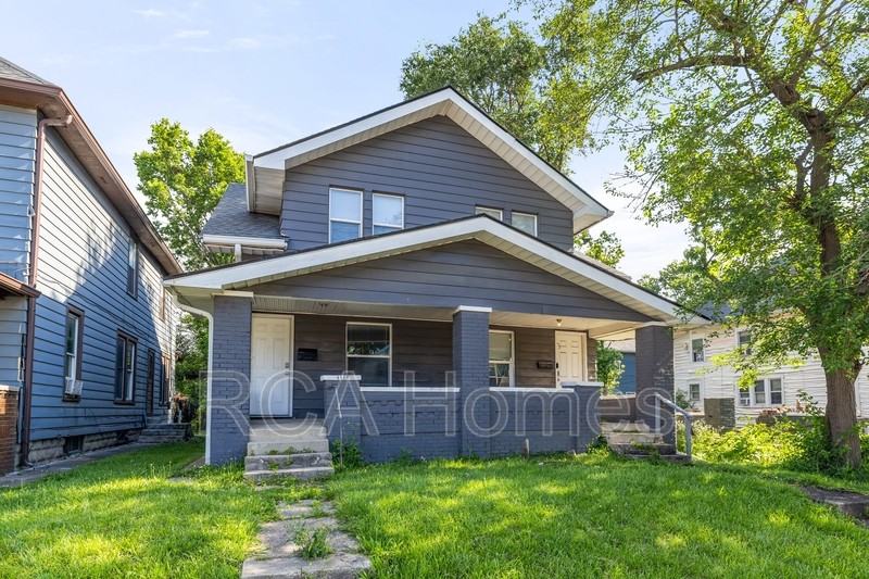 4118 E Washington St - Photo 4 of 10