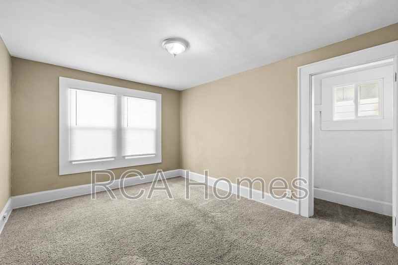 4118 E Washington St - Photo 6 of 10
