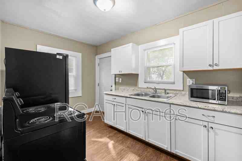 4118 E Washington St - Photo 4 of 10