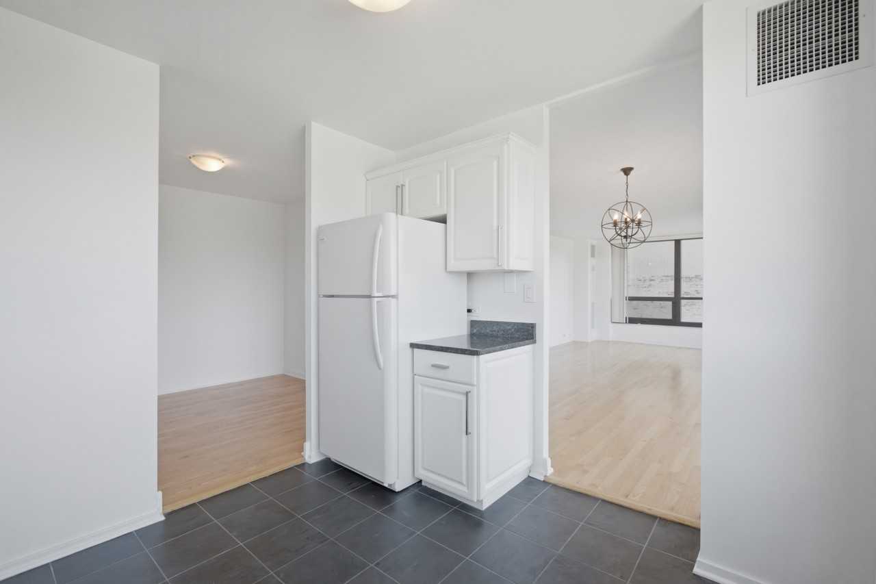 2020 N Lincoln Ave #2F - Photo 3 of 11