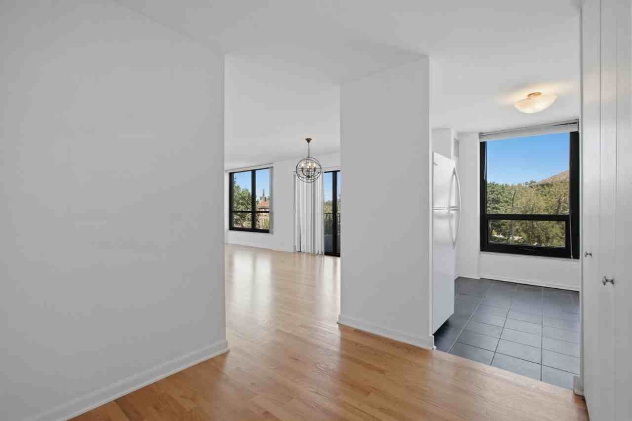 2020 N Lincoln Ave #2F - Photo 5 of 11